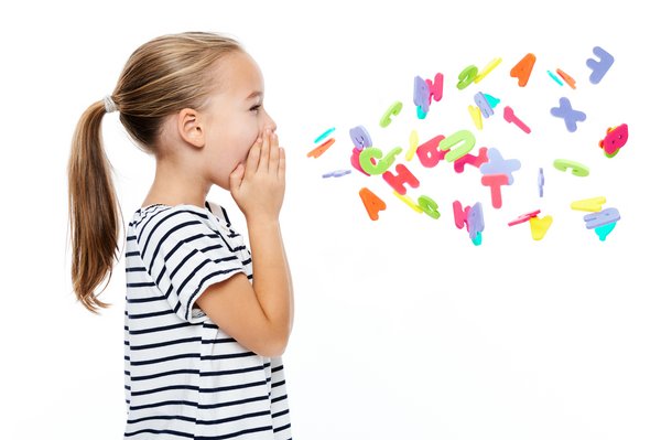 einem kleinen Mädchen fliegen bunte Buchstaben aus dem Mund