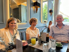 Foto von Dagmar Heindler, Anna Gazdik und Gunther Abija bei einem Interviewtermin in einem Grazer Kaffeehaus.