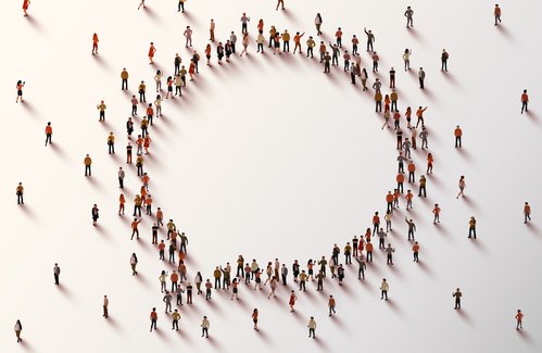 iStock Vilee kleine Menschen, die eine Sprechblase formen.