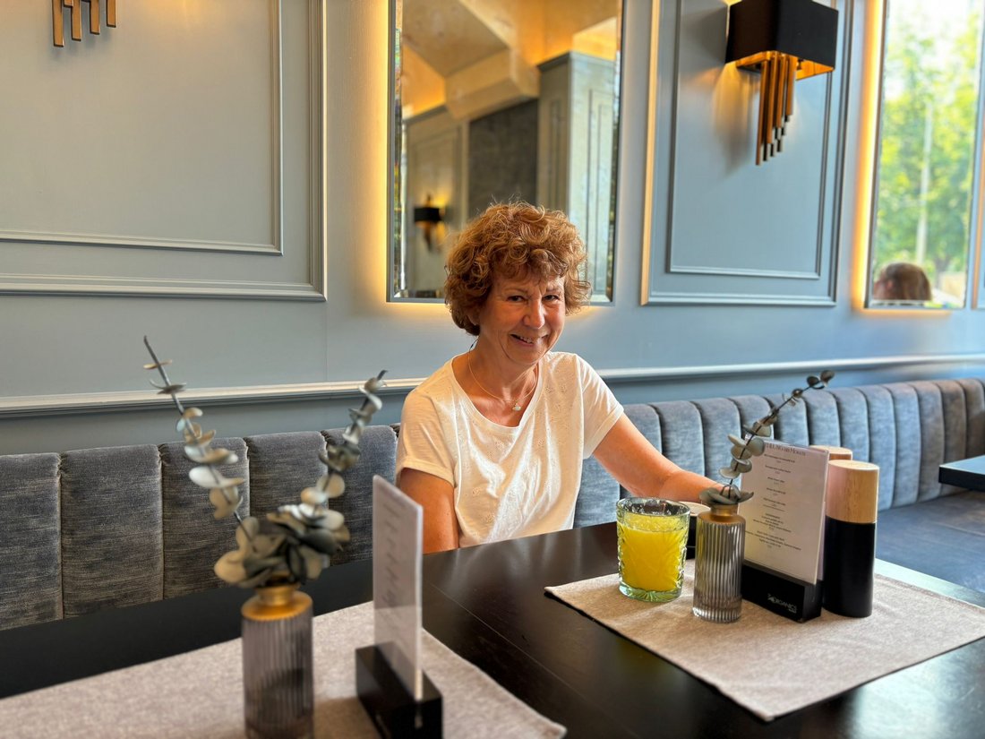 Dagmar Heindler sitzt im Operncafè in Graz. Interviewtermin mit dem ÖSZ