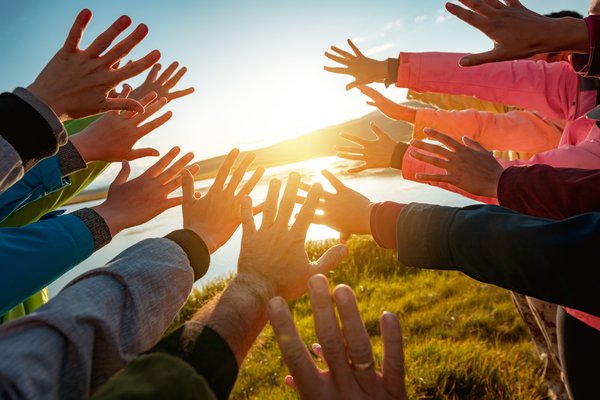 Hände als Symbol für Diversität und Mehrsprachigkeit