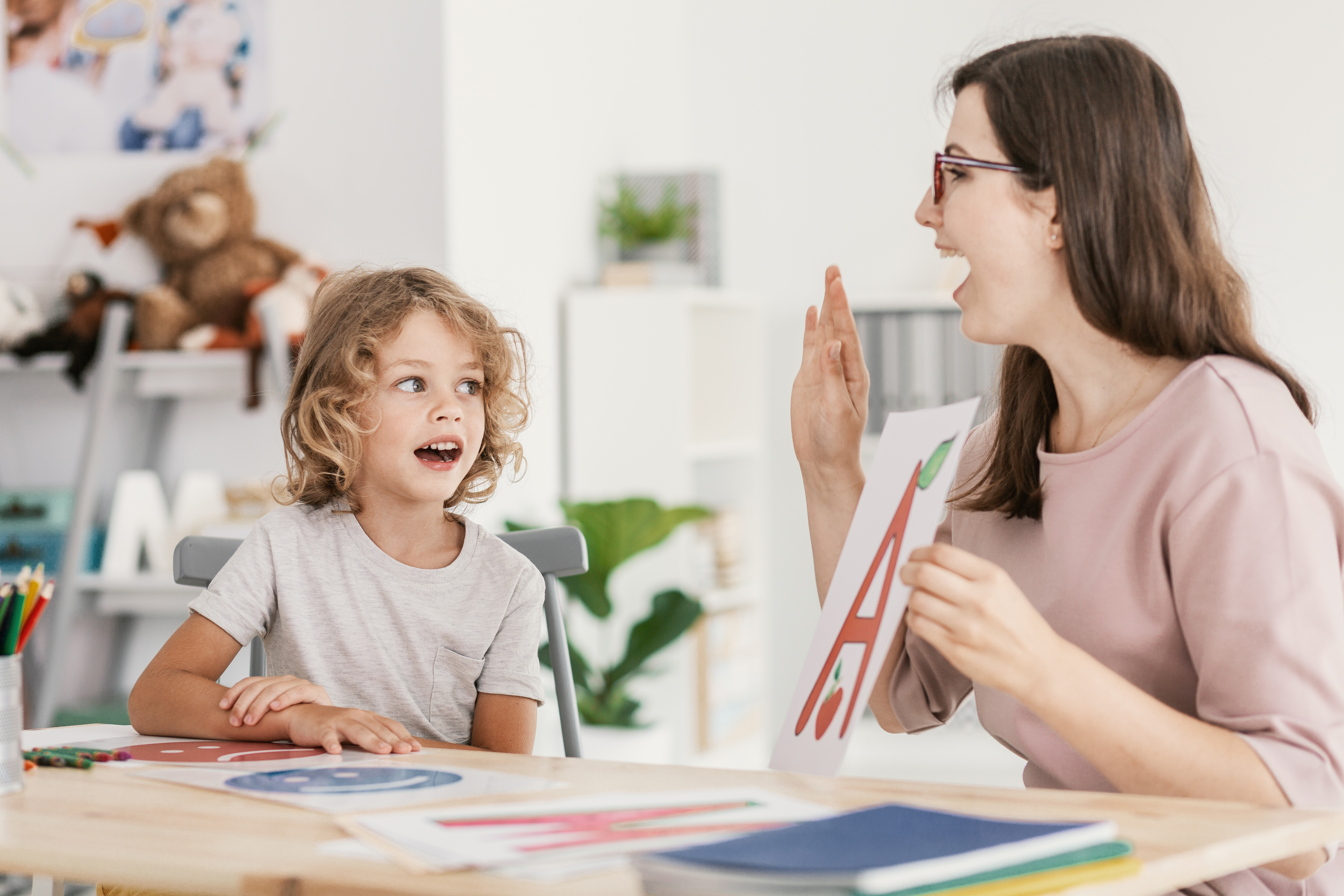 Frau und Kind in einem Primarstufen-Setting